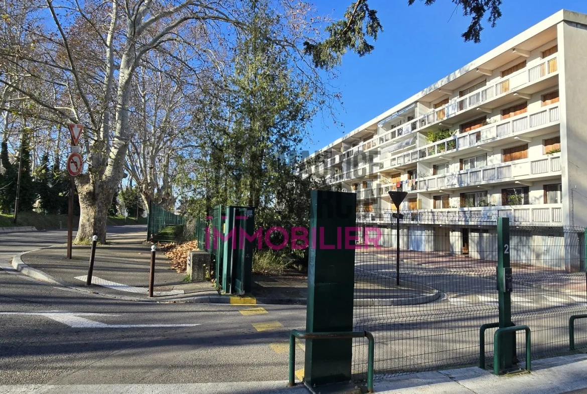 Appartement rénové de 70 m² à Avignon avec terrasse et parking 