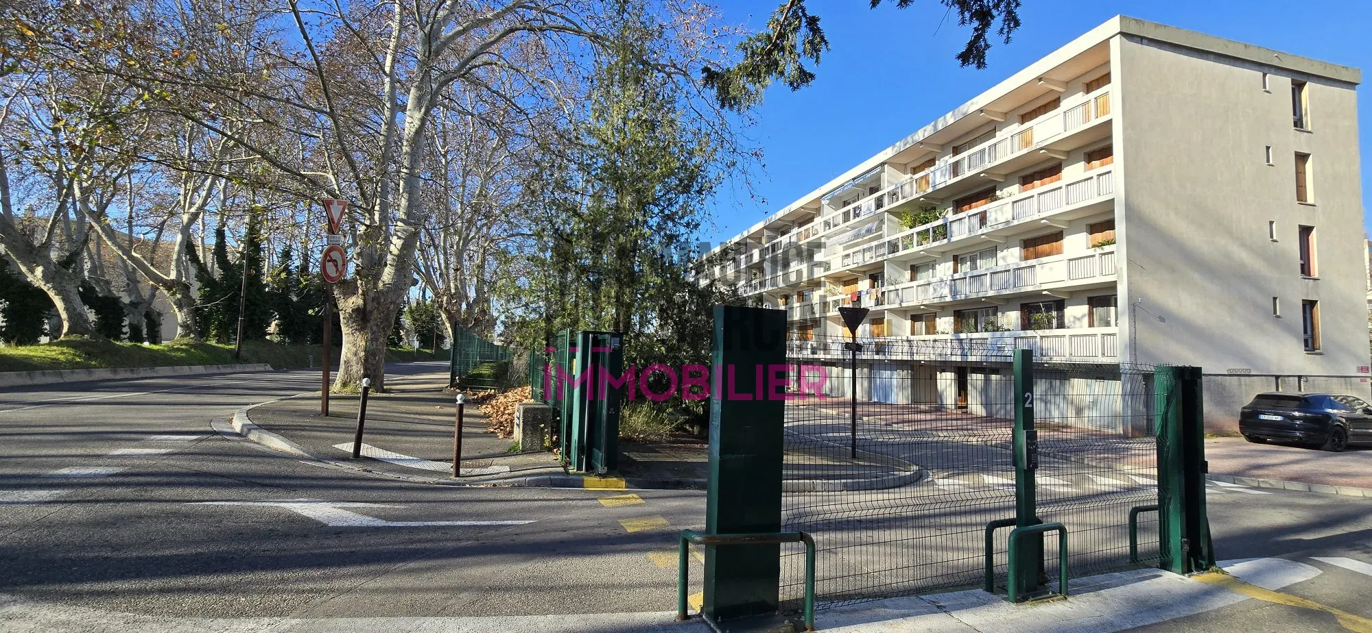Appartement rénové de 70 m² à Avignon avec terrasse et parking 