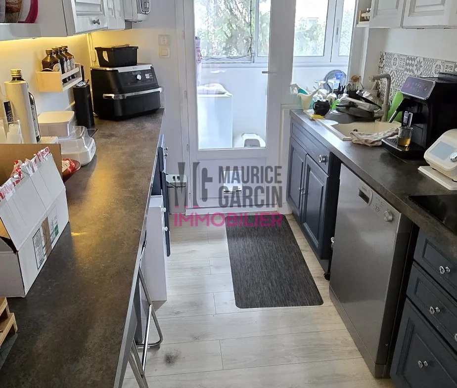 Appartement rénové de 70 m² à Avignon avec terrasse et parking 