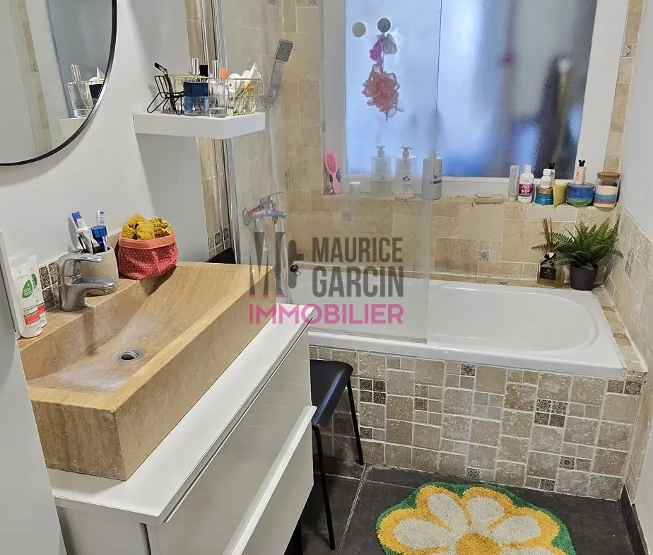 Appartement rénové de 70 m² à Avignon avec terrasse et parking 