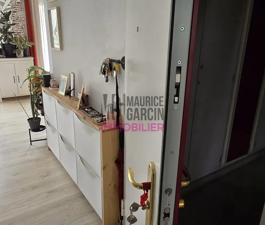 Appartement rénové de 70 m² à Avignon avec terrasse et parking 