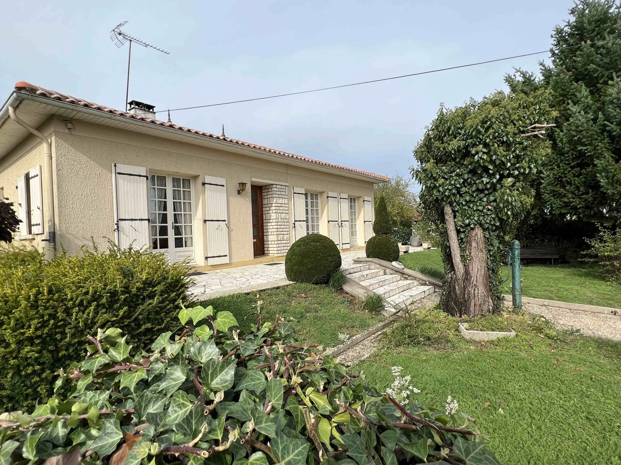 Ensemble de deux maisons avec terrains à Confolens - Opportunité d'investissement 