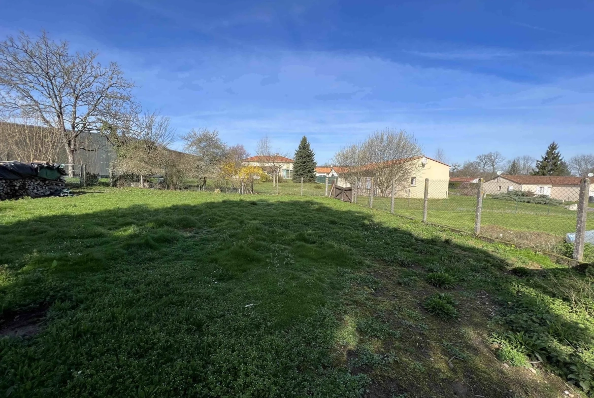 Ensemble de deux maisons avec terrains à Confolens - Opportunité d'investissement 