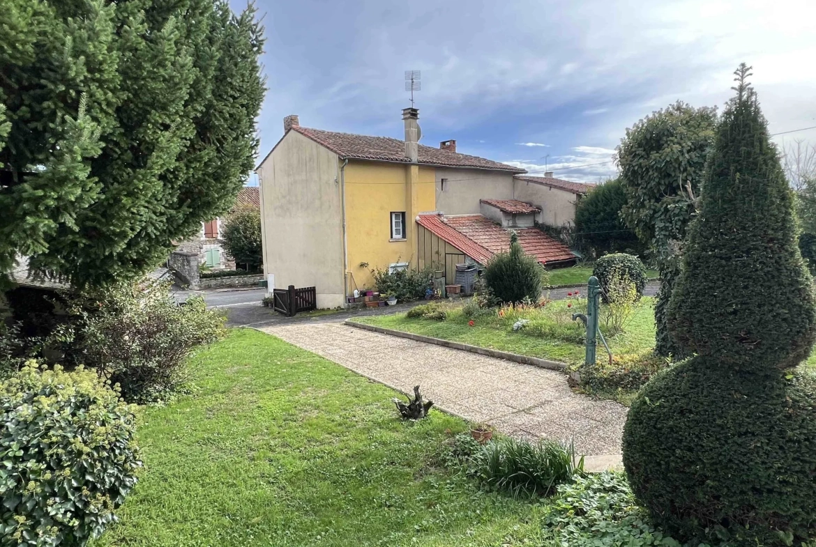 Ensemble de deux maisons avec terrains à Confolens - Opportunité d'investissement 