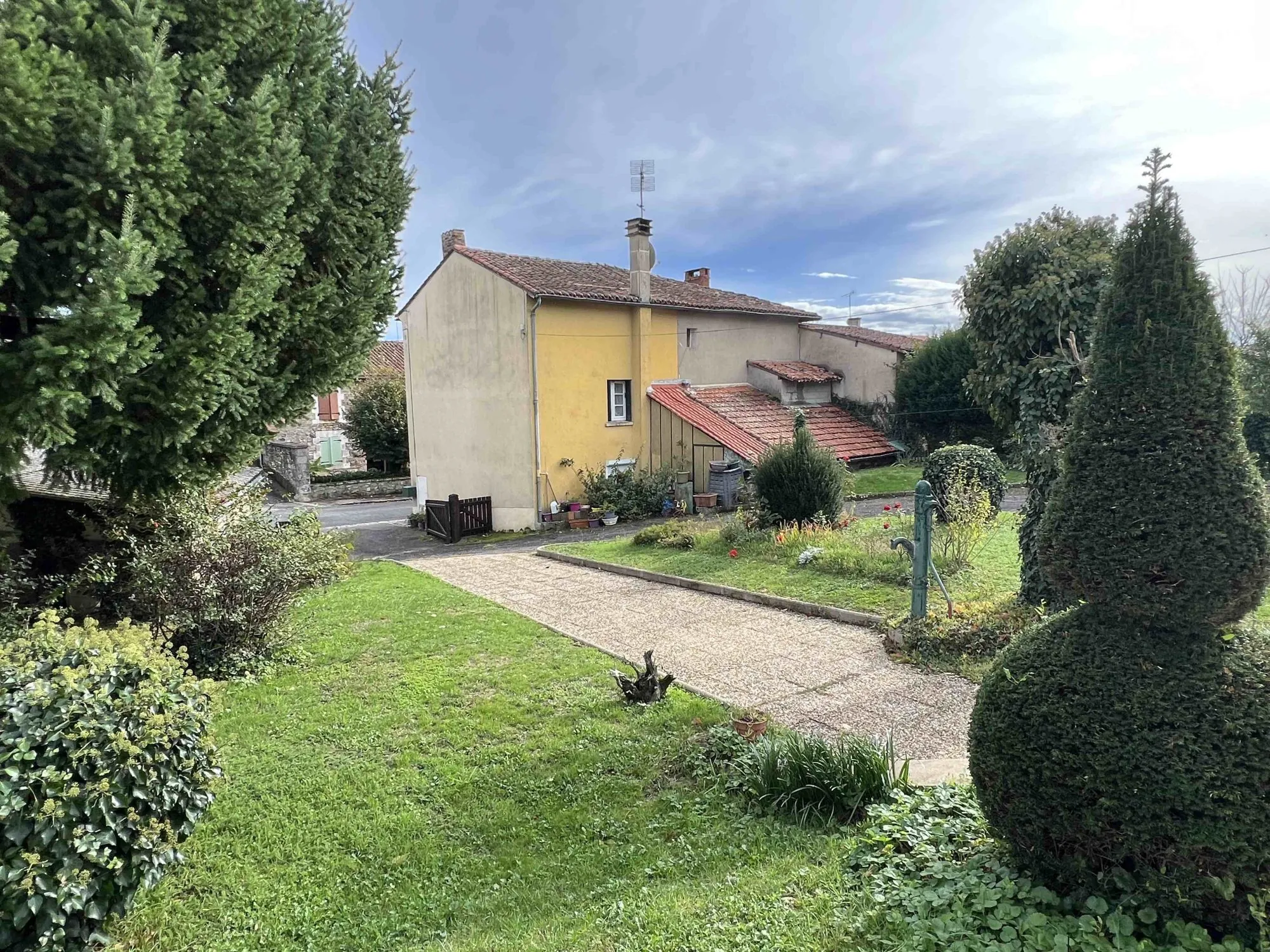Ensemble de deux maisons avec terrains à Confolens - Opportunité d'investissement 