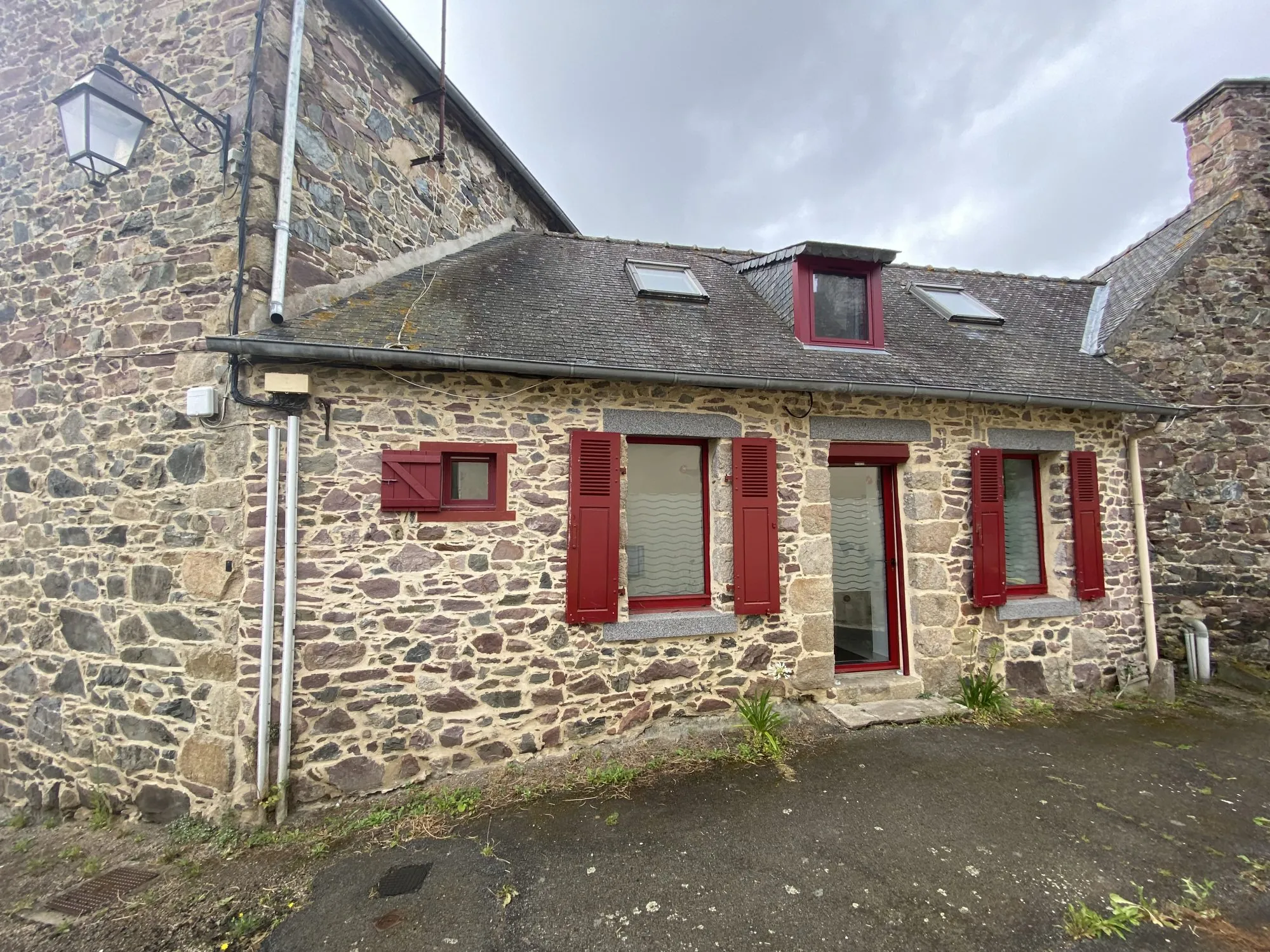 Maison en pierres à Pontrieux avec dépendance, proche de la côte et des commodités 