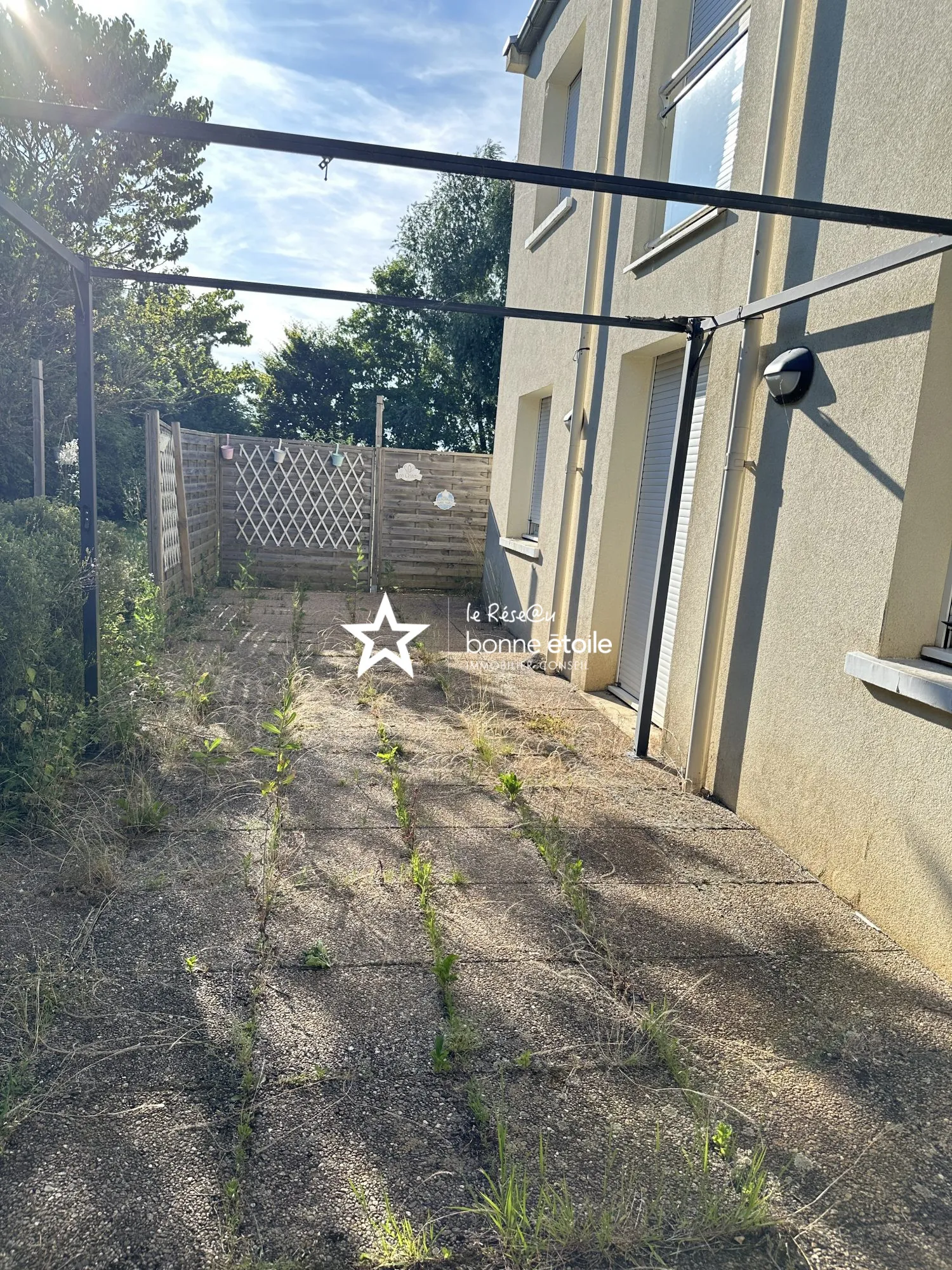 Maison individuelle à vendre à Richebourg avec 4 chambres et jardin clôturé 