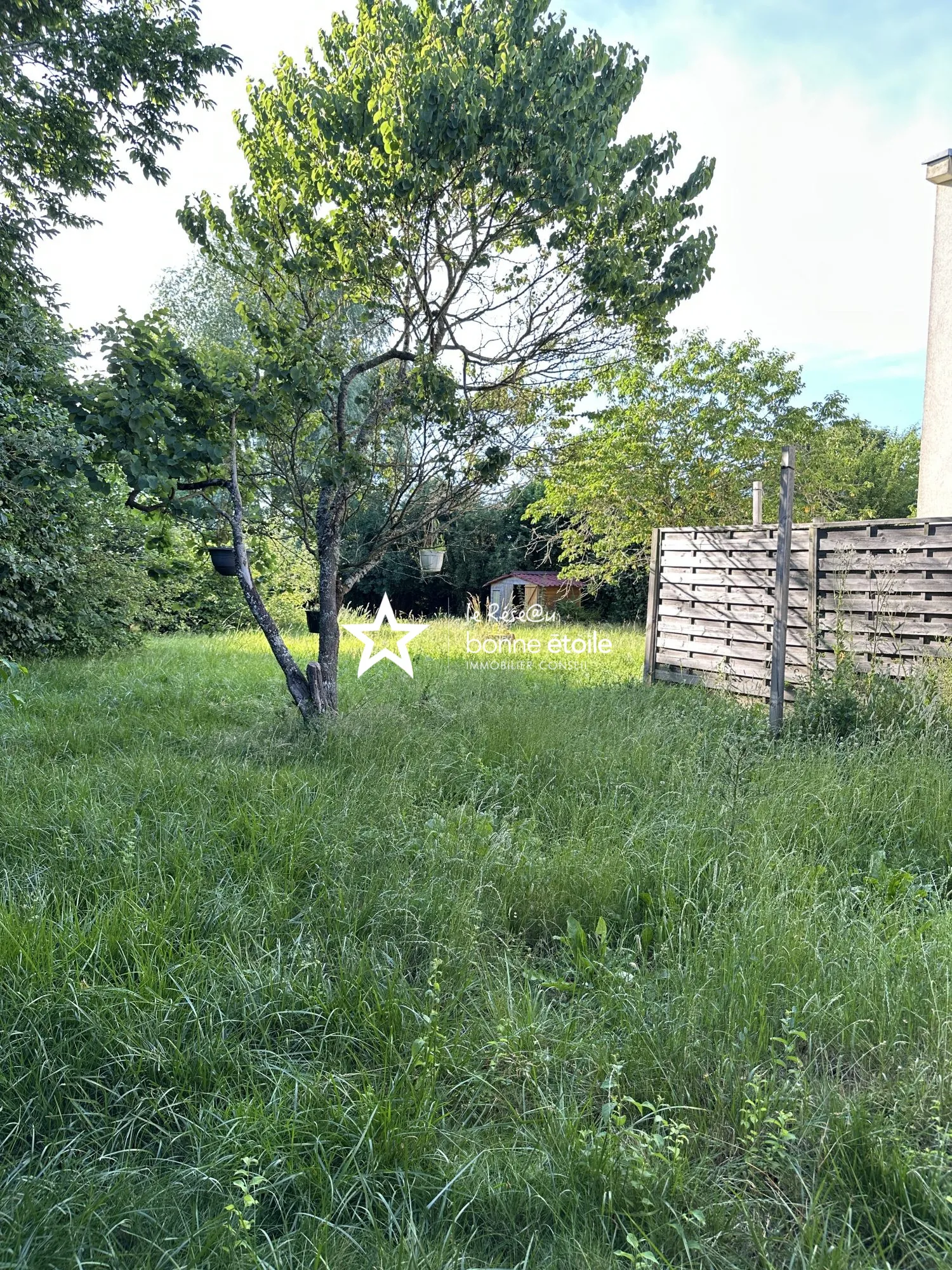 Maison individuelle à vendre à Richebourg avec 4 chambres et jardin clôturé 