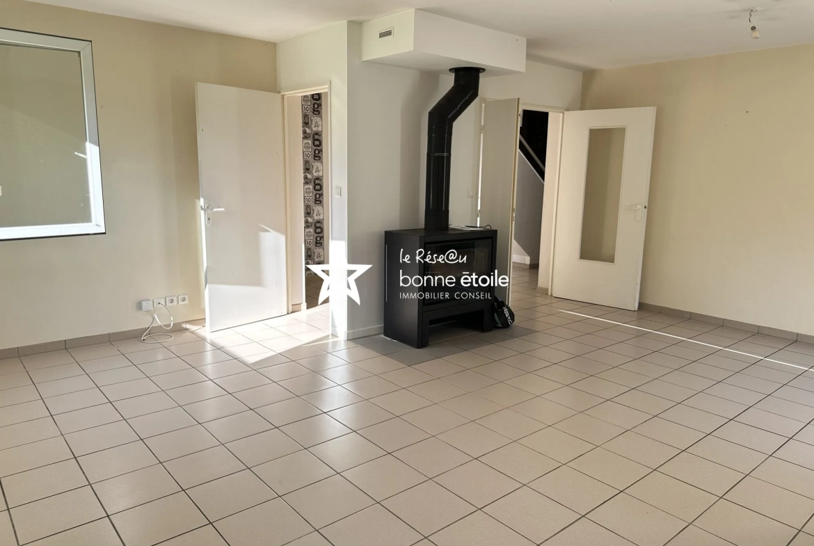 Maison individuelle à vendre à Richebourg avec 4 chambres et jardin clôturé 