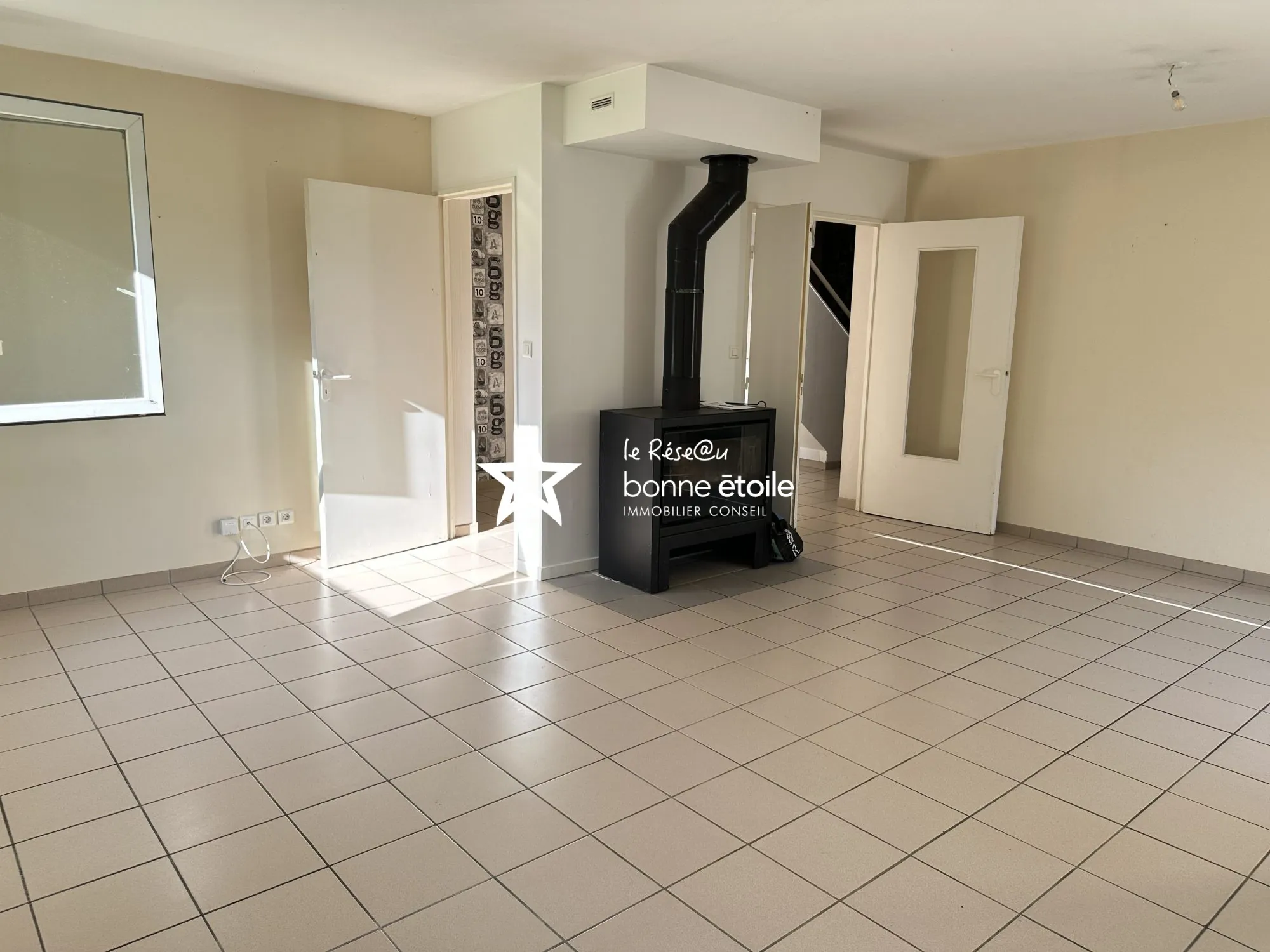 Maison individuelle à vendre à Richebourg avec 4 chambres et jardin clôturé 