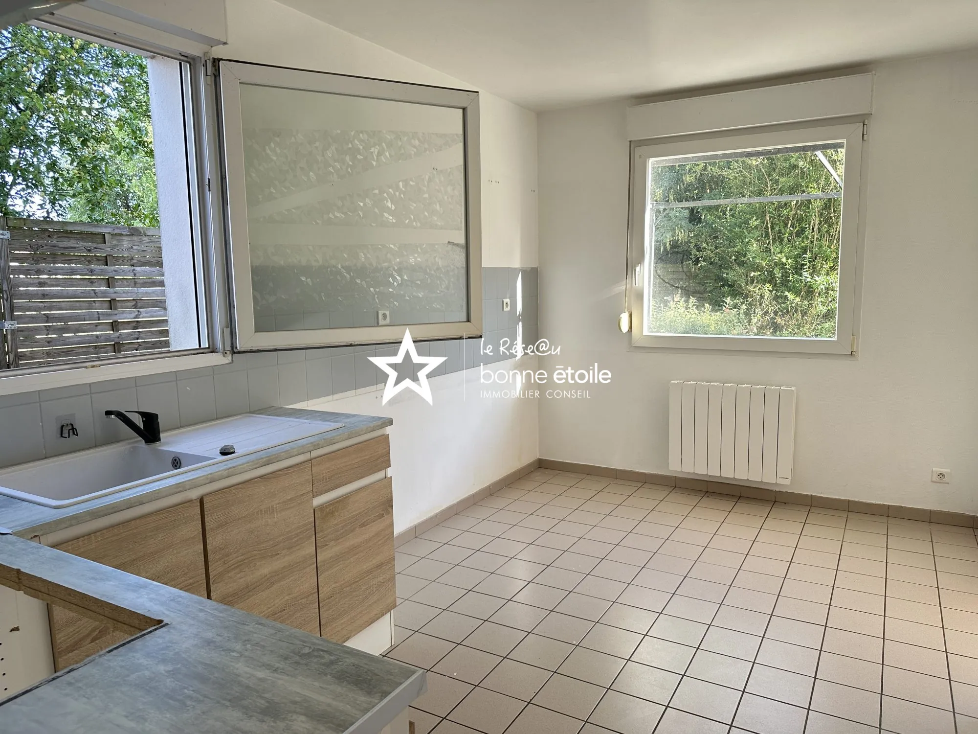 Maison individuelle à vendre à Richebourg avec 4 chambres et jardin clôturé 