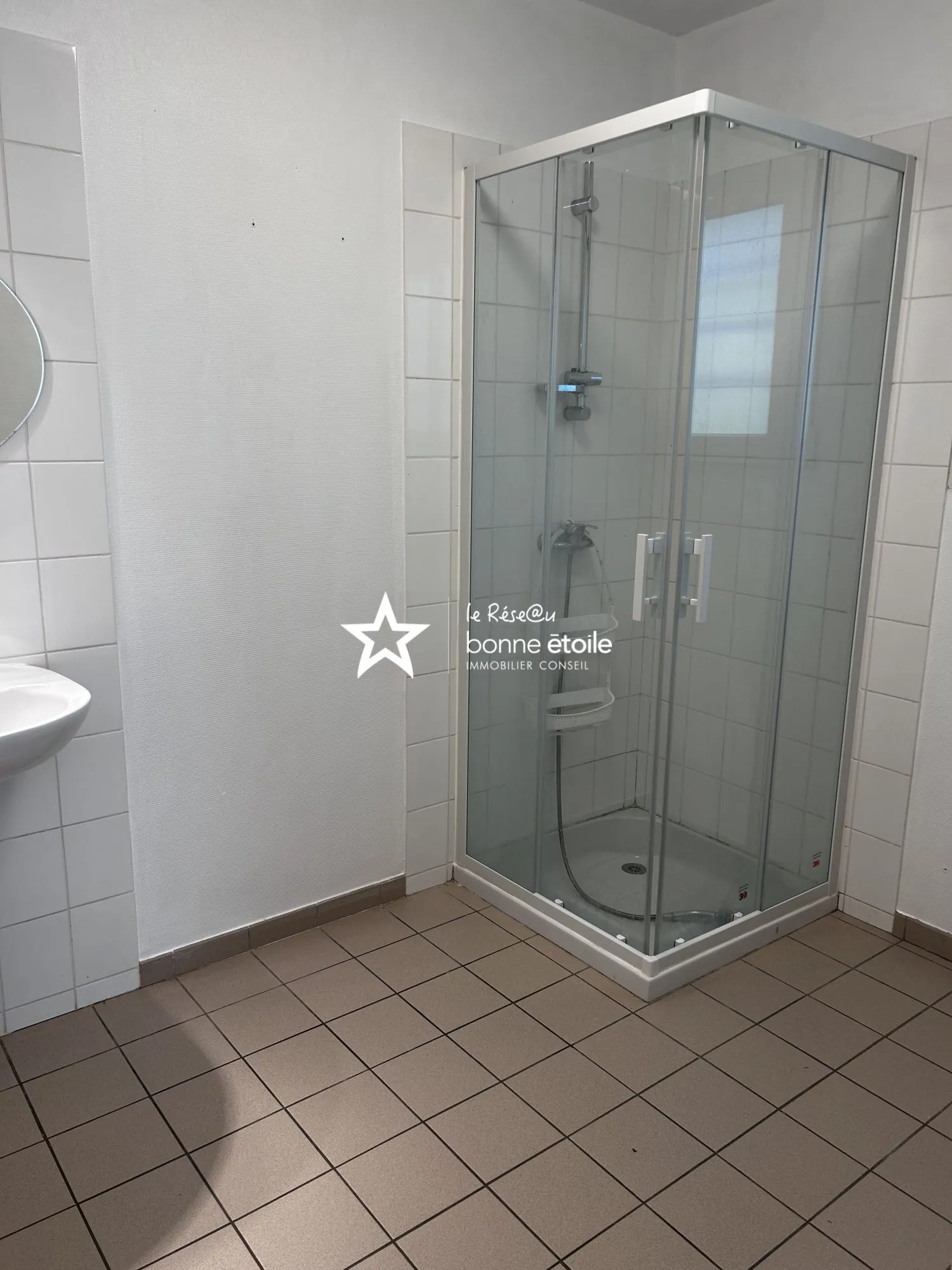 Maison individuelle à vendre à Richebourg avec 4 chambres et jardin clôturé 