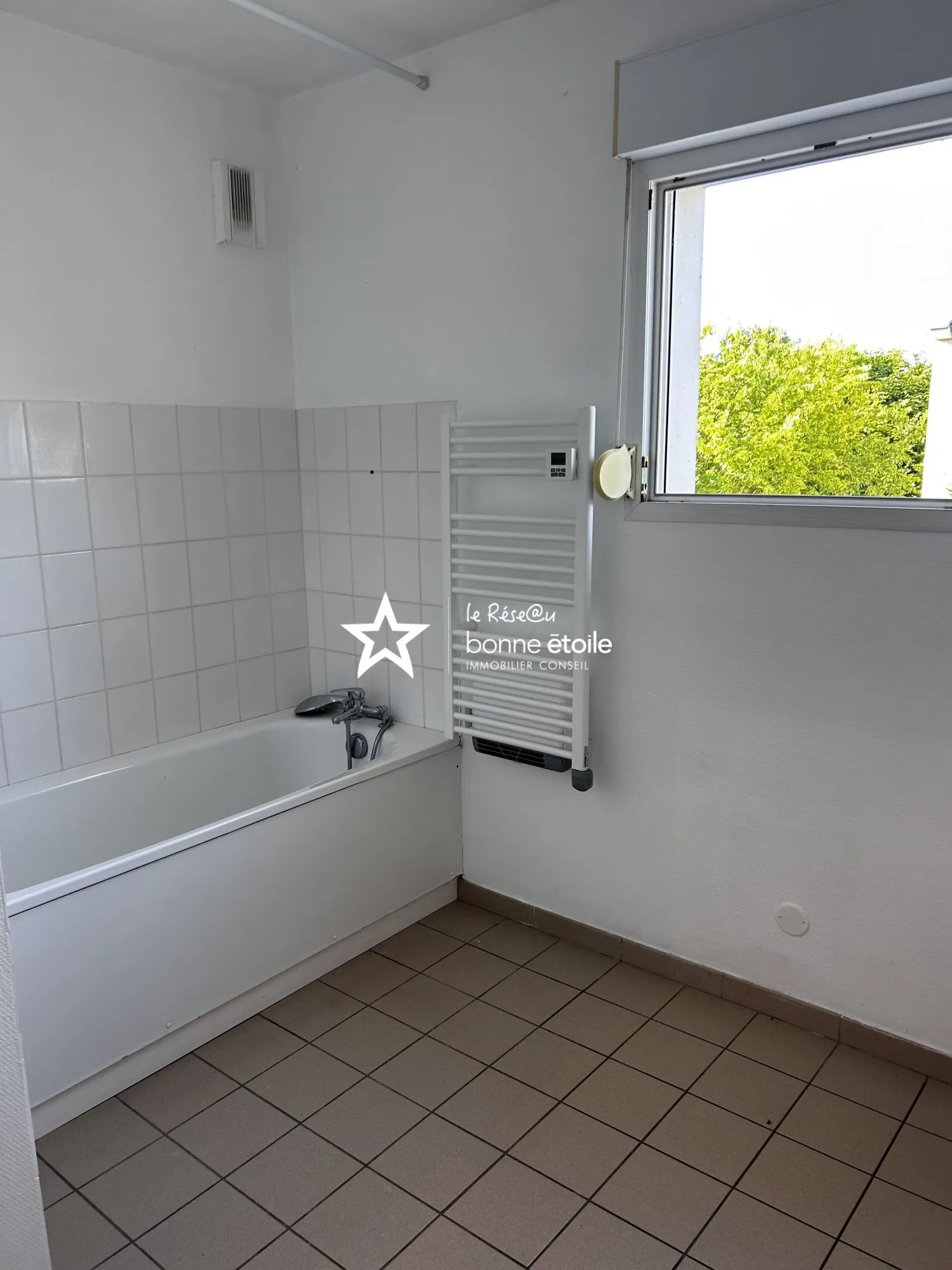 Maison individuelle à vendre à Richebourg avec 4 chambres et jardin clôturé 