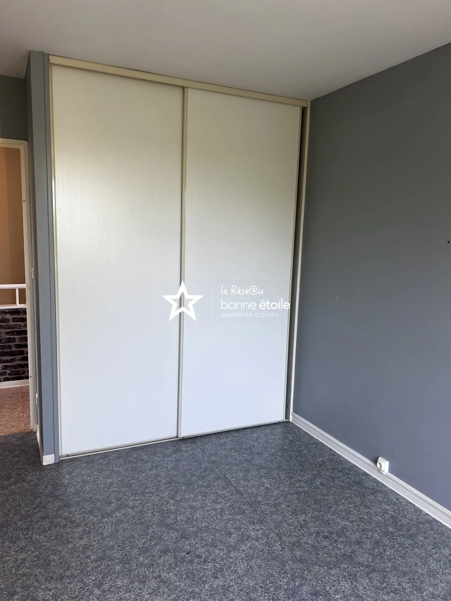 Maison individuelle à vendre à Richebourg avec 4 chambres et jardin clôturé 