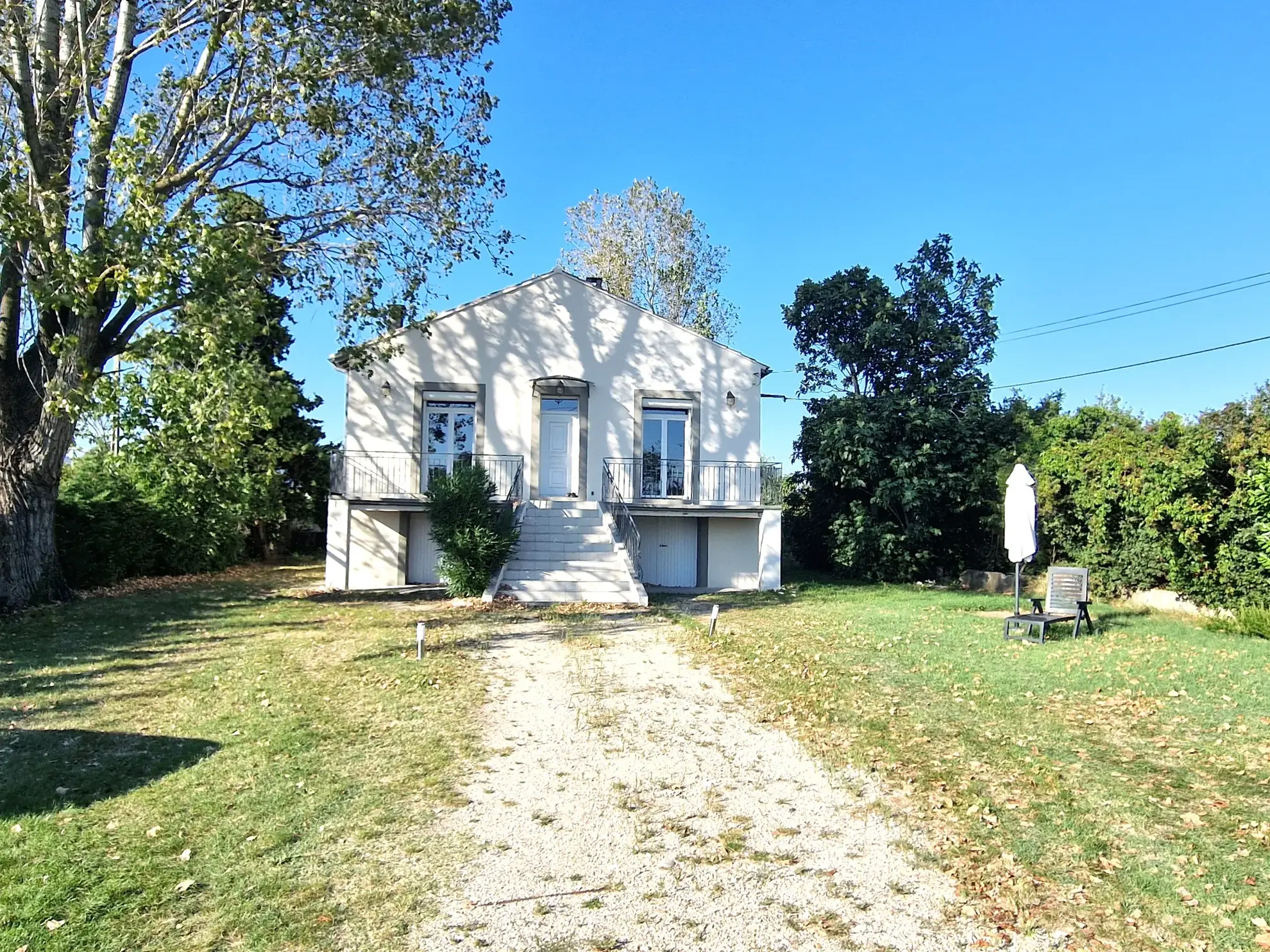 Maison rénovée de 97 m² à Montélimar avec jardin et garage 