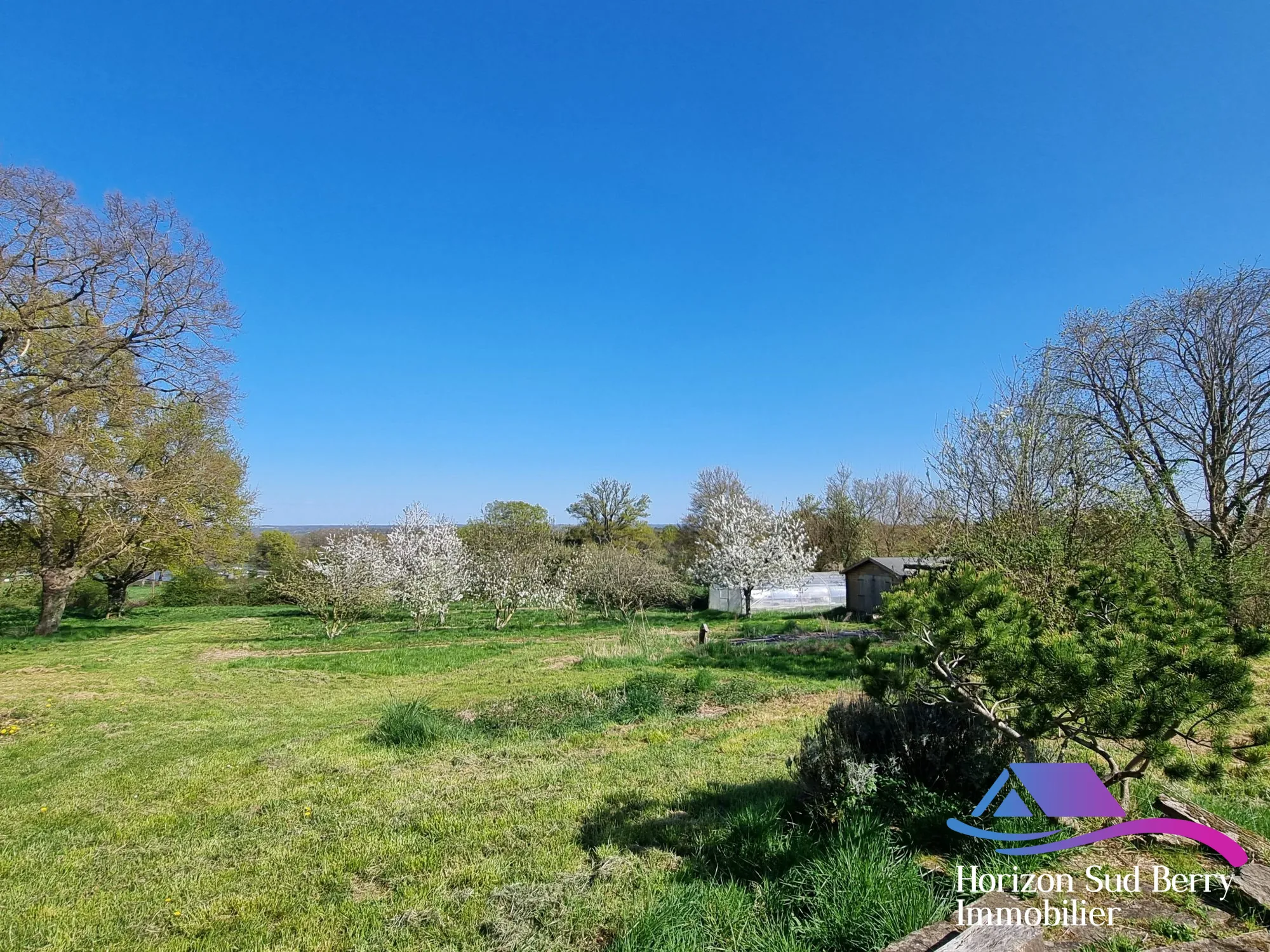 vue de derrière la grange Belle propriété de campagne avec maison, grange et terrain à Pouligny-Notre-Dame 