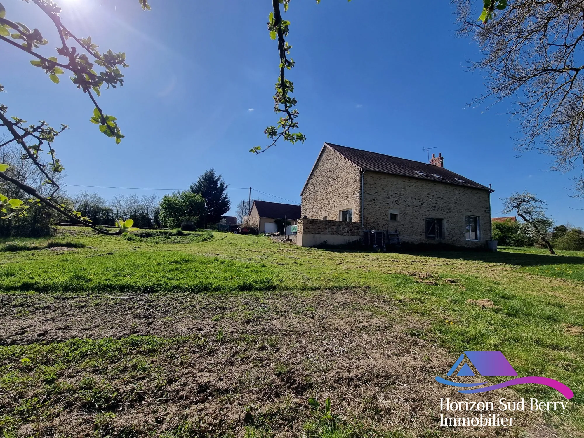 vue du terrain Belle propriété de campagne avec maison, grange et terrain à Pouligny-Notre-Dame 