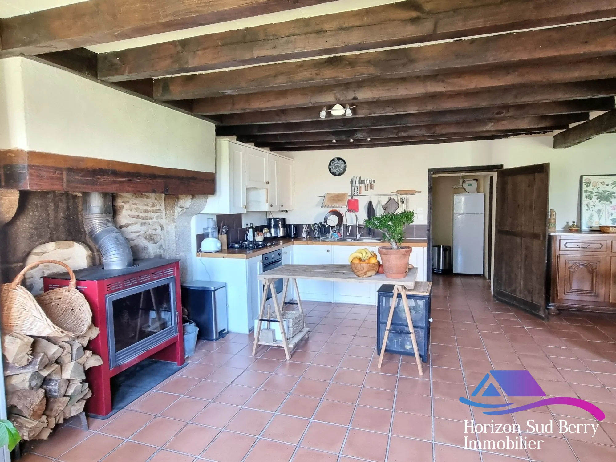 cuisine avec poele à bois Belle propriété de campagne avec maison, grange et terrain à Pouligny-Notre-Dame 