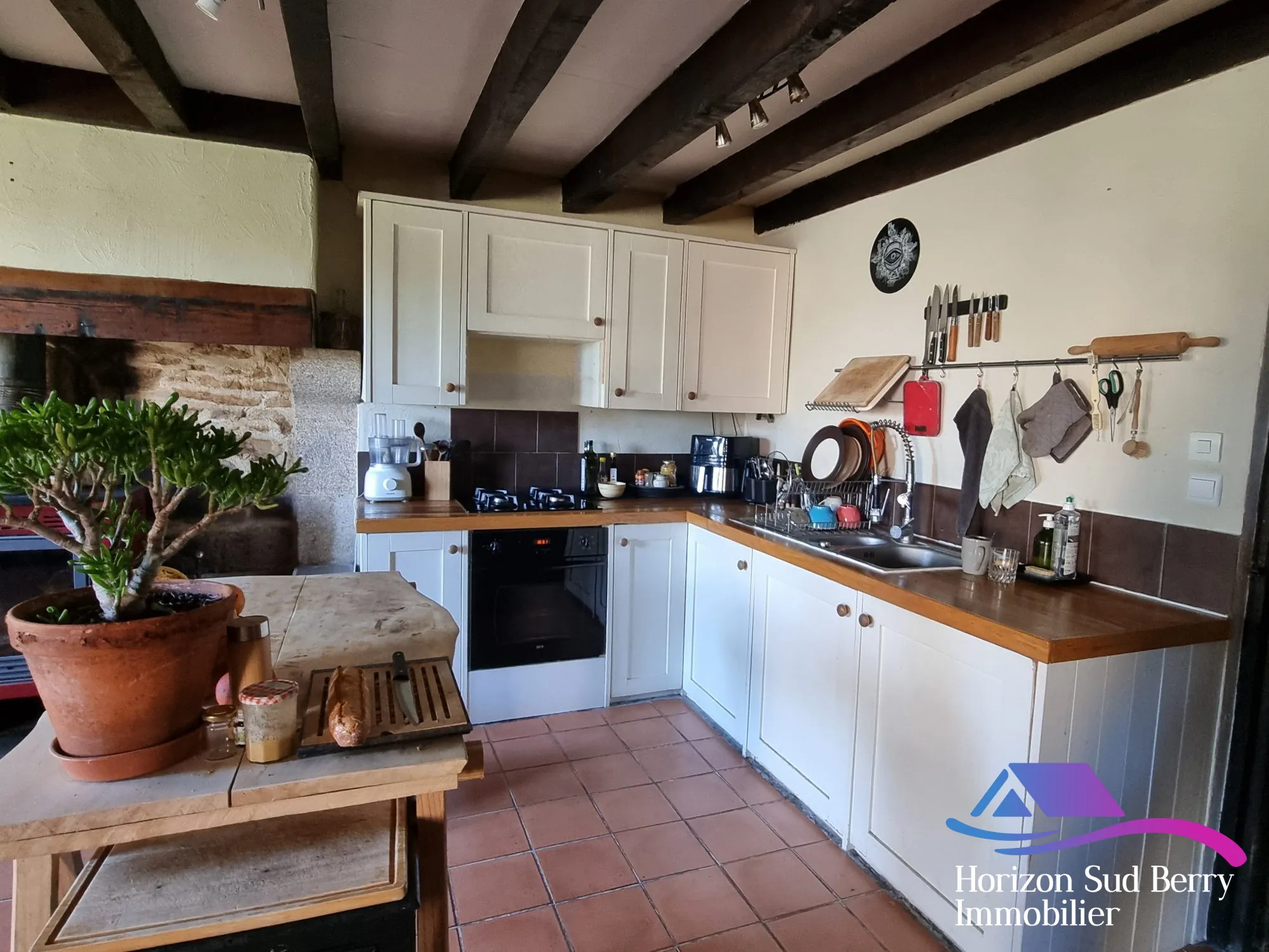 cuisine Belle propriété de campagne avec maison, grange et terrain à Pouligny-Notre-Dame 