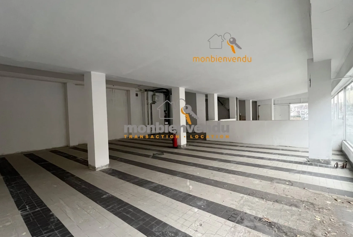 Local commercial de 265 m² à Aurillac avec réserves – Opportunité d'affaires 
