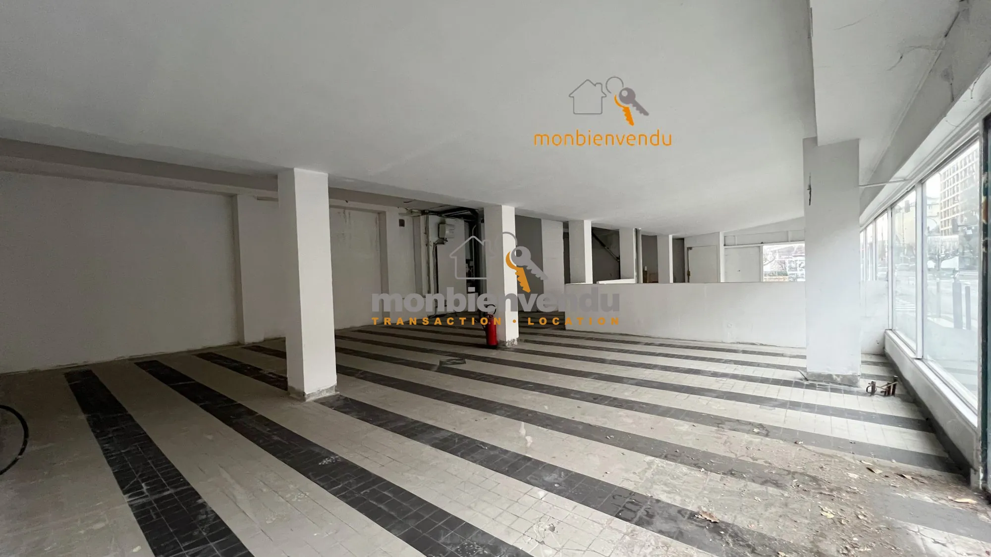 Local commercial de 265 m² à Aurillac avec réserves – Opportunité d'affaires 