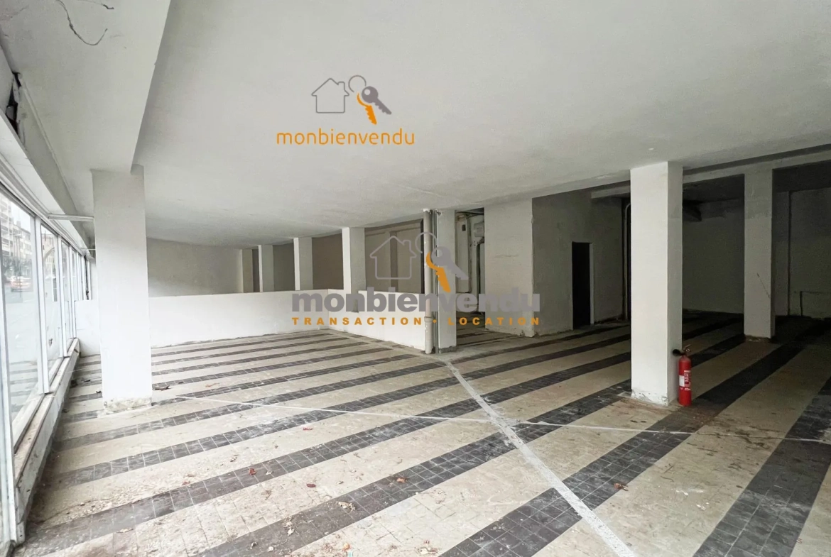 Local commercial de 265 m² à Aurillac avec réserves – Opportunité d'affaires 