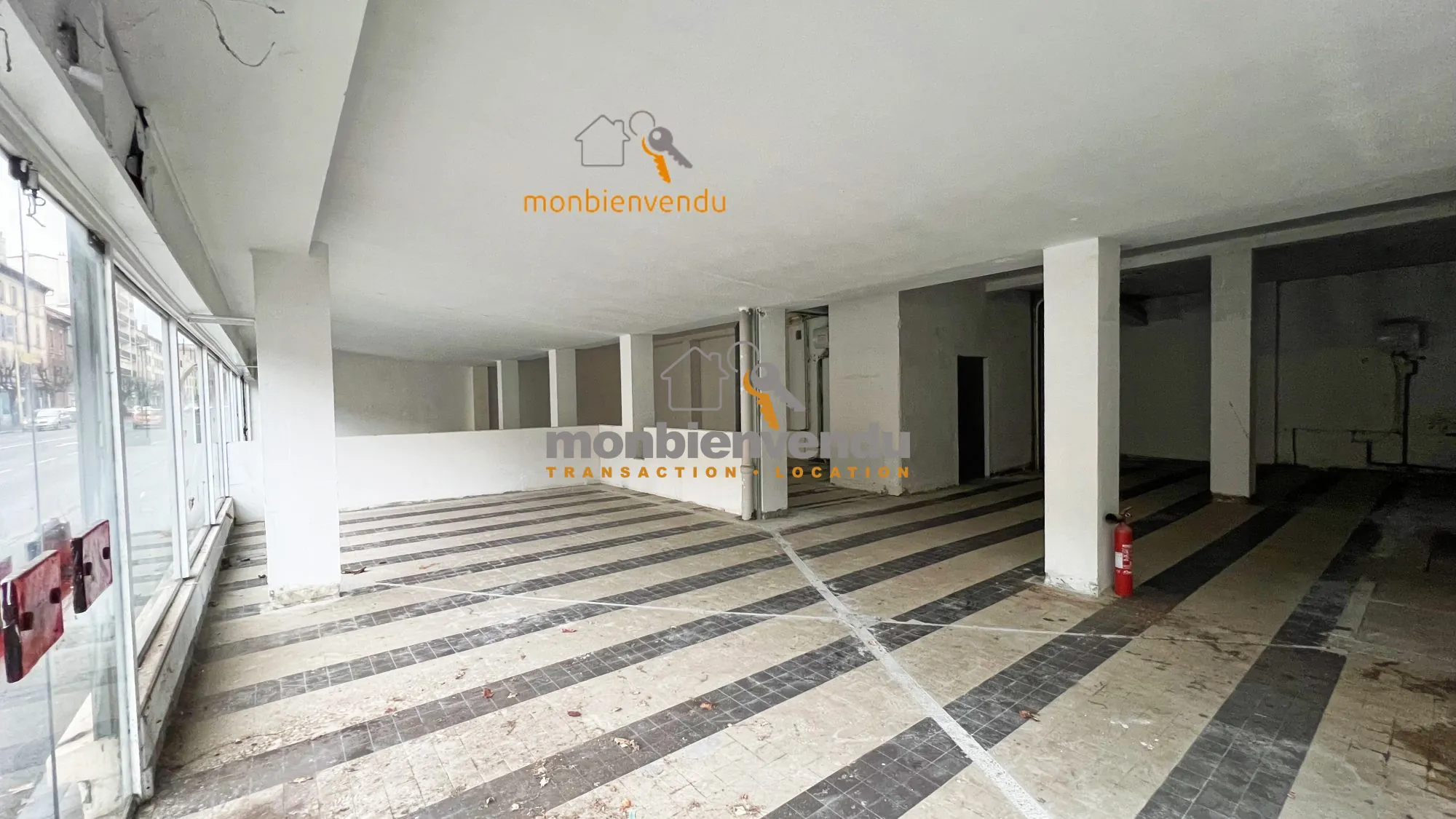 Local commercial de 265 m² à Aurillac avec réserves – Opportunité d'affaires 