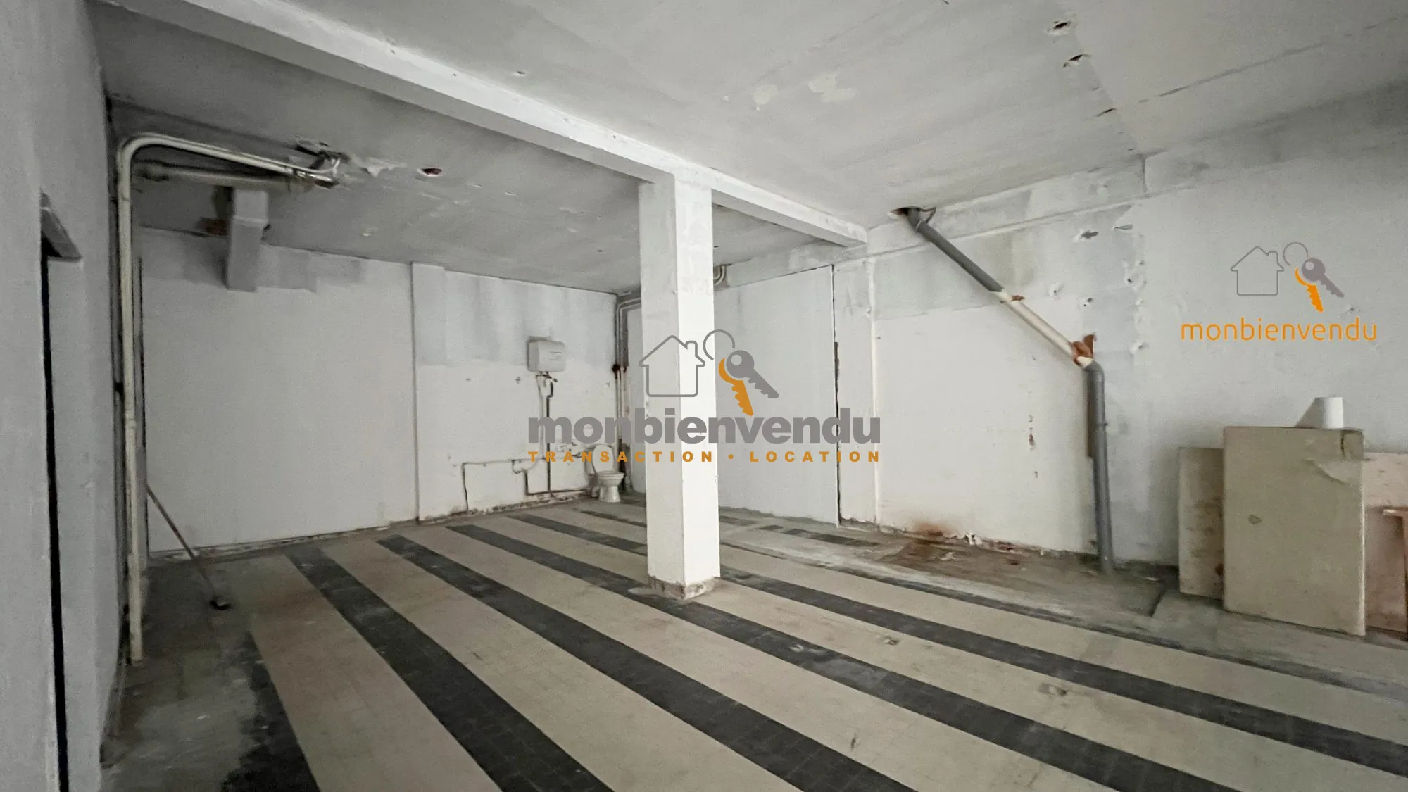 Local commercial de 265 m² à Aurillac avec réserves – Opportunité d'affaires 
