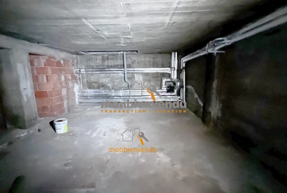 Local commercial de 265 m² à Aurillac avec réserves – Opportunité d'affaires 