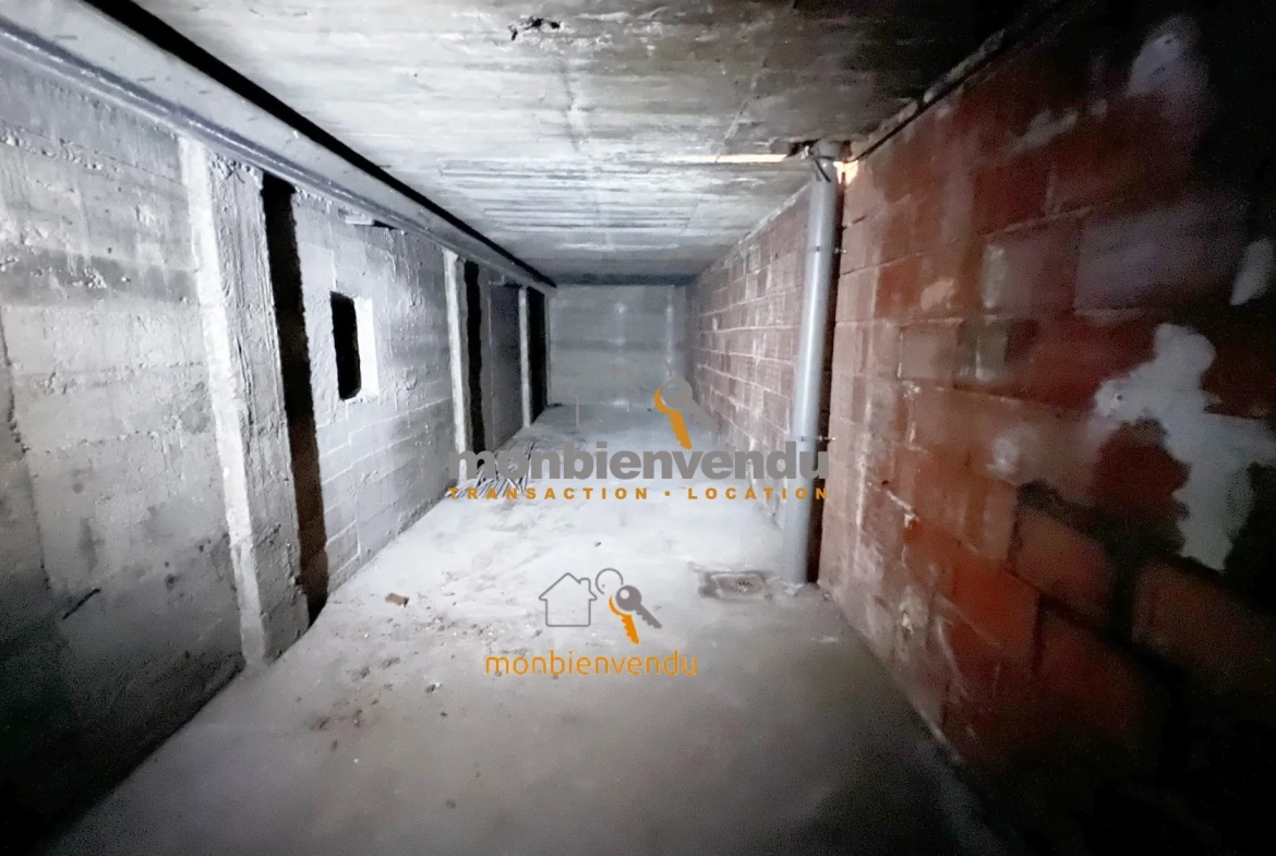 Local commercial de 265 m² à Aurillac avec réserves – Opportunité d'affaires 