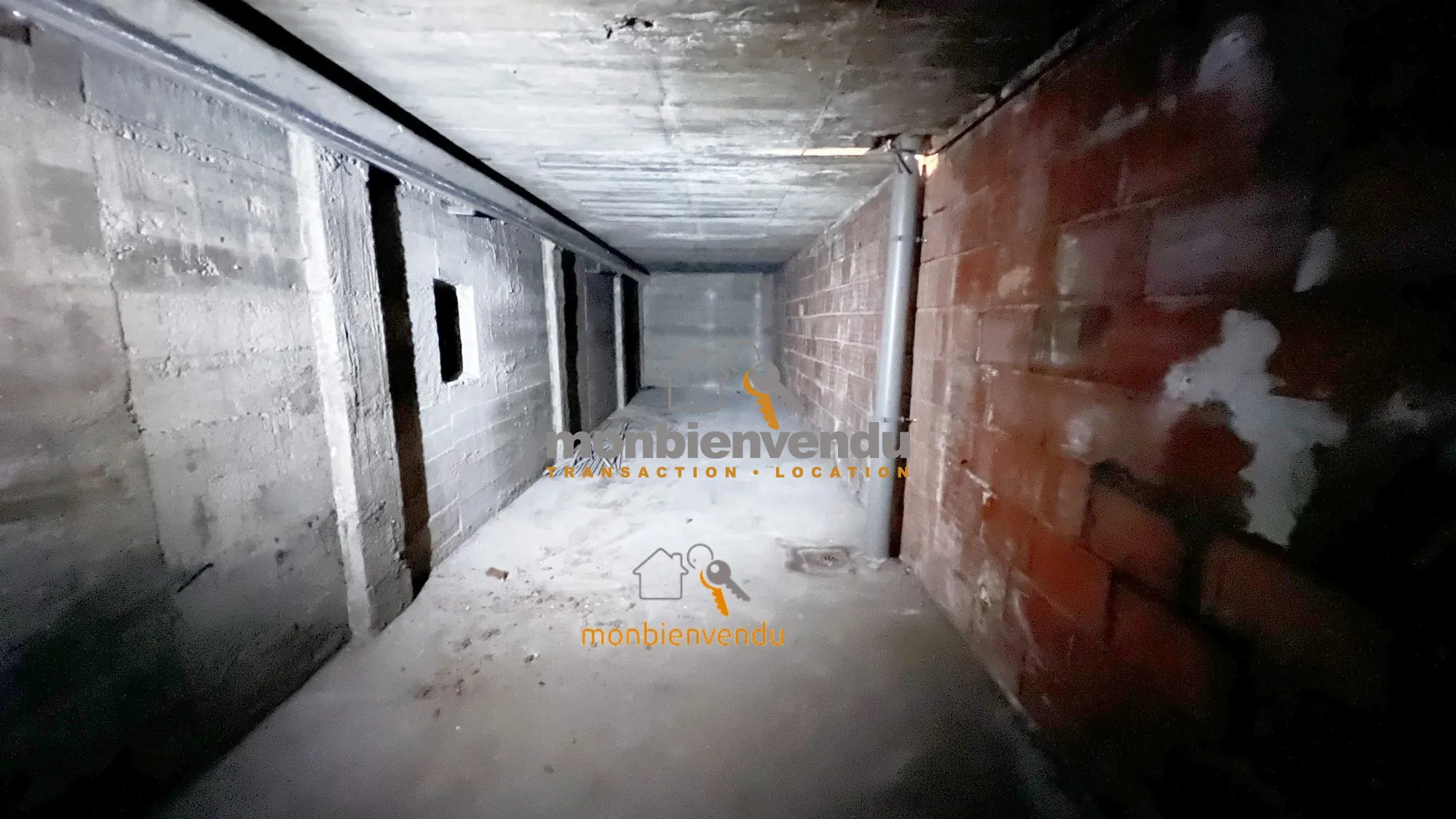 Local commercial de 265 m² à Aurillac avec réserves – Opportunité d'affaires 