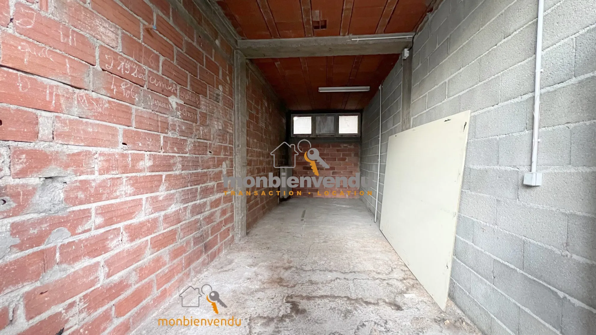 Local commercial de 265 m² à Aurillac avec réserves – Opportunité d'affaires 