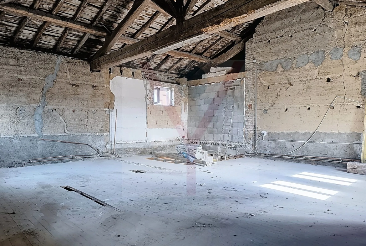 Plateau en duplex à rénover avec terrain à Vonnas ou Bourg en Bresse 