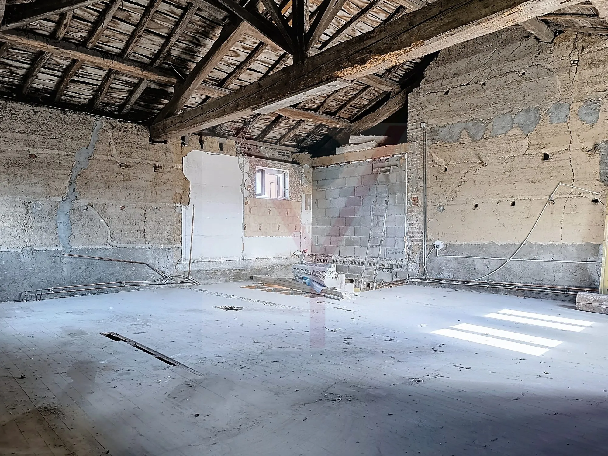 Plateau en duplex à rénover avec terrain à Vonnas ou Bourg en Bresse 