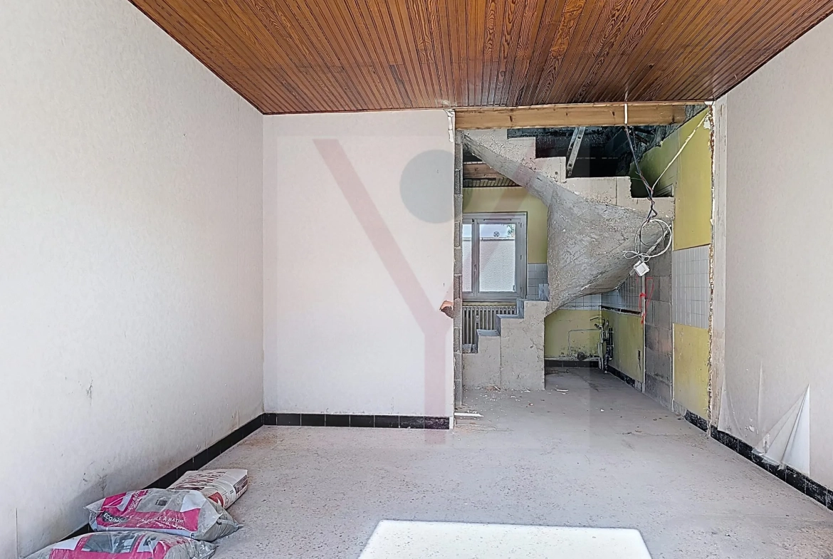 Plateau en duplex à rénover avec terrain à Vonnas ou Bourg en Bresse 