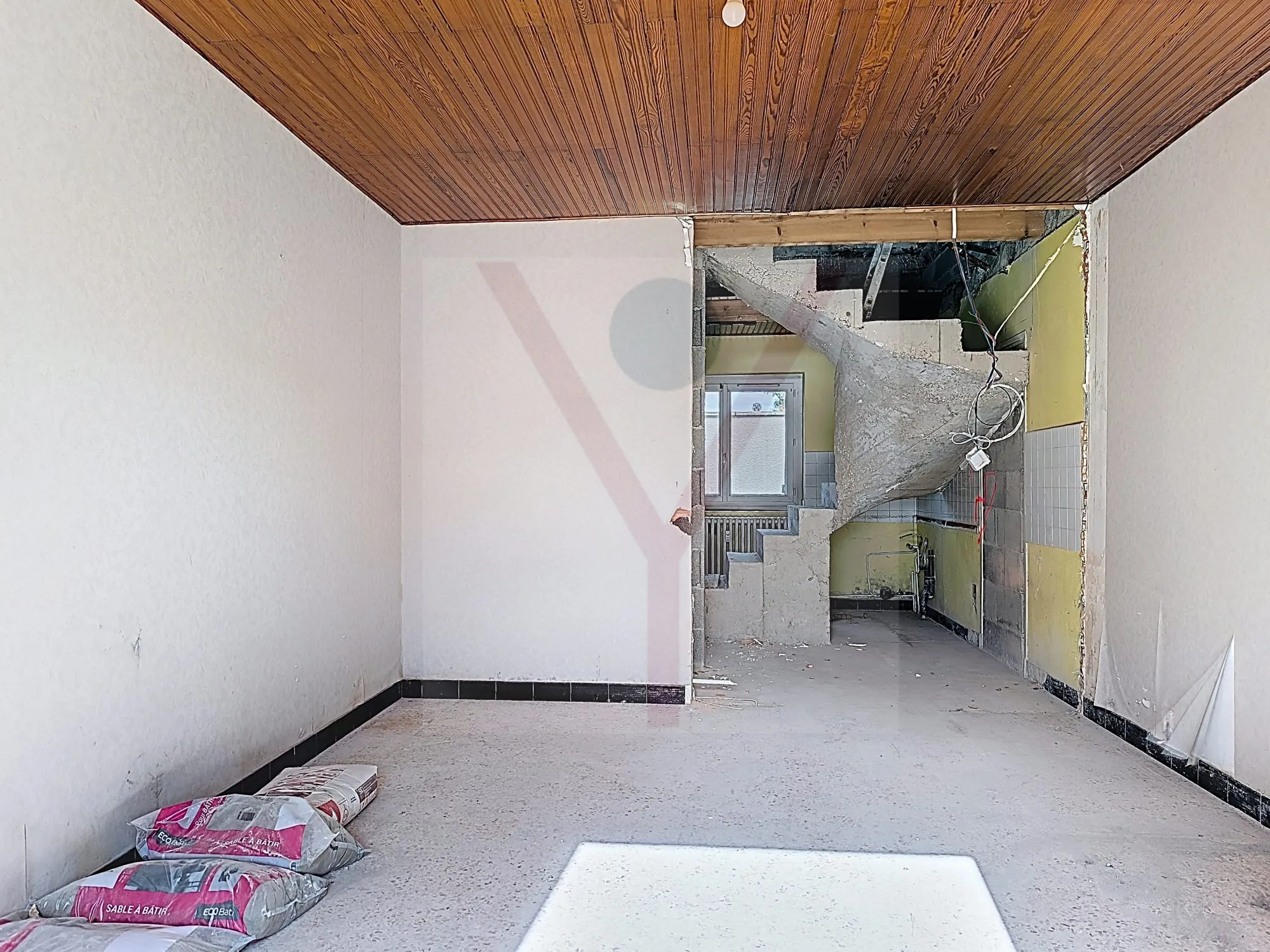 Plateau en duplex à rénover avec terrain à Vonnas ou Bourg en Bresse 