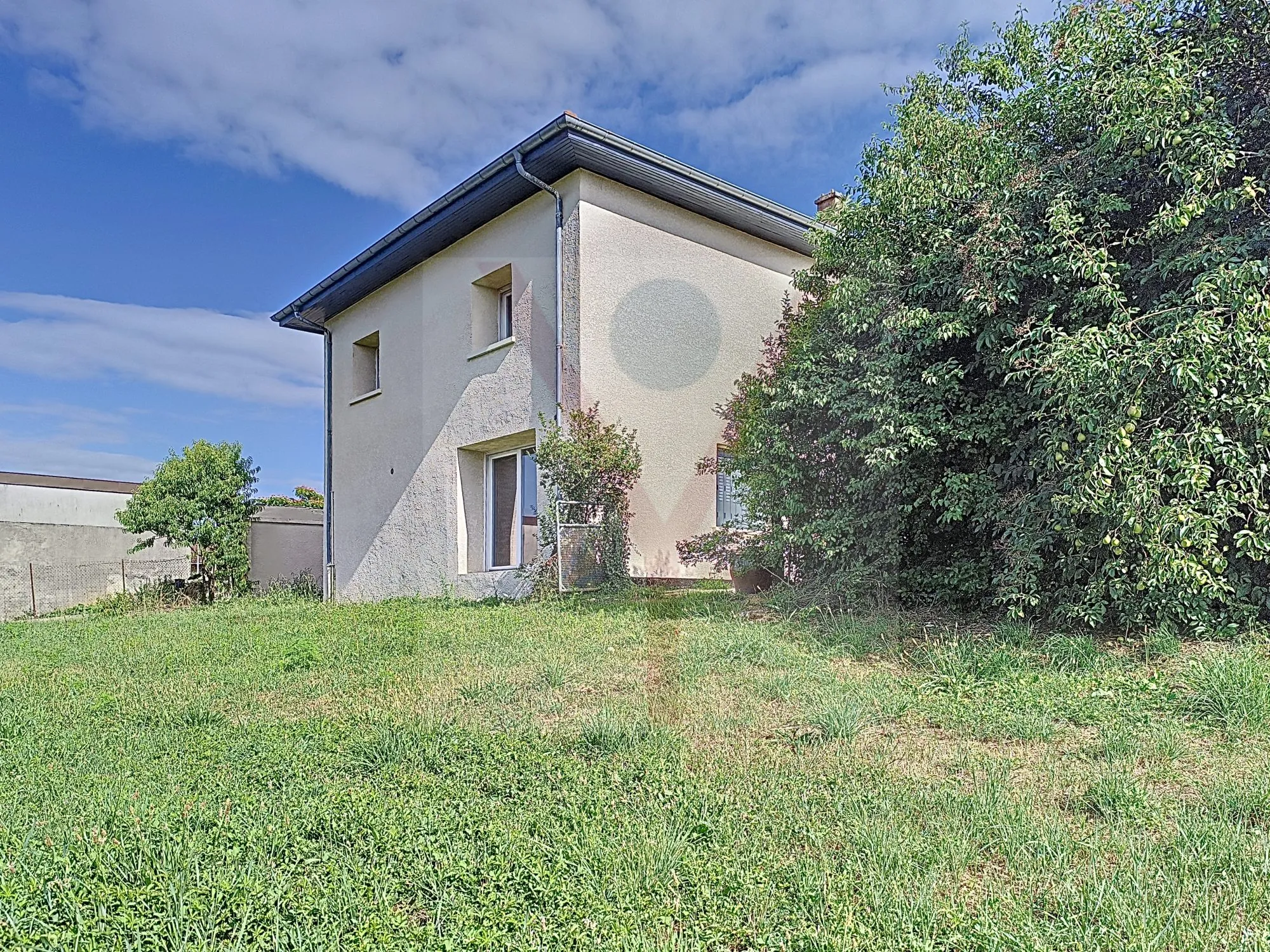 Plateau en duplex à rénover avec terrain à Vonnas ou Bourg en Bresse 