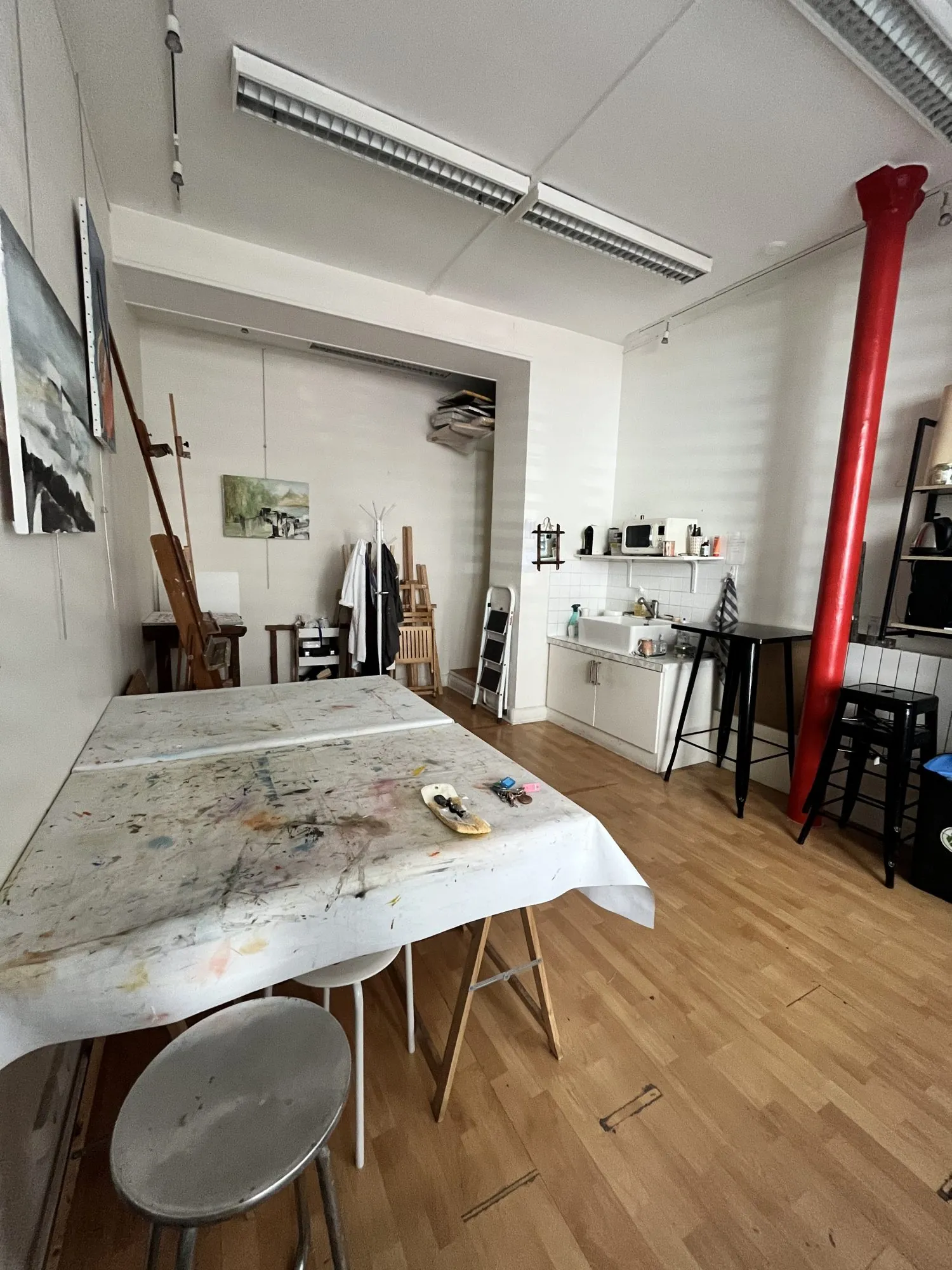 Mur de boutique à vendre dans le quartier Montmartre de Paris 