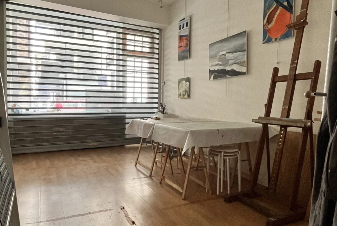 Mur de boutique à vendre dans le quartier Montmartre de Paris 