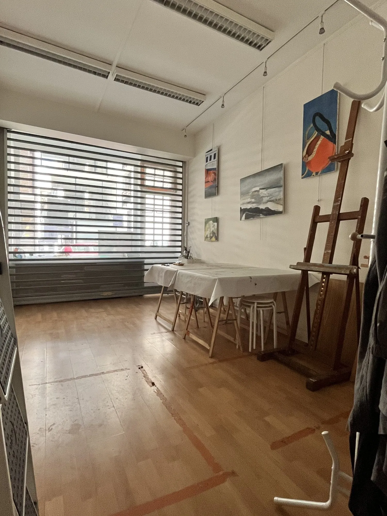 Mur de boutique à vendre dans le quartier Montmartre de Paris 