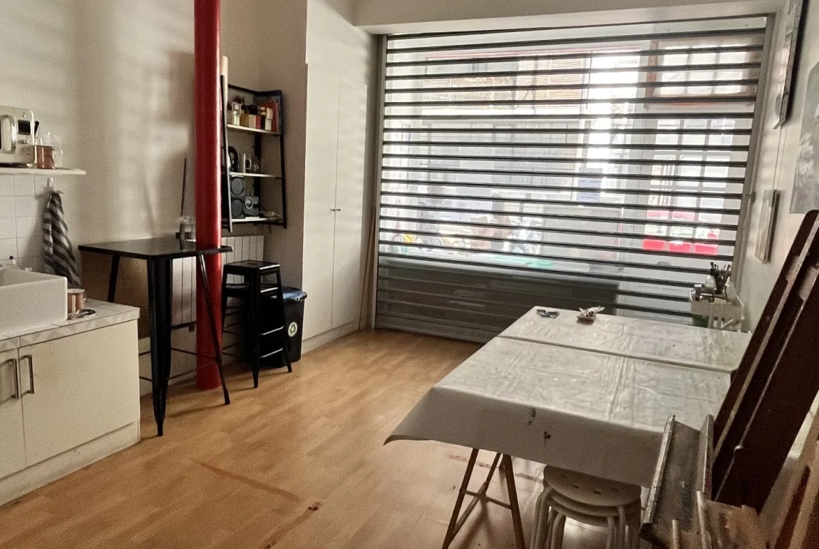 Mur de boutique à vendre dans le quartier Montmartre de Paris 
