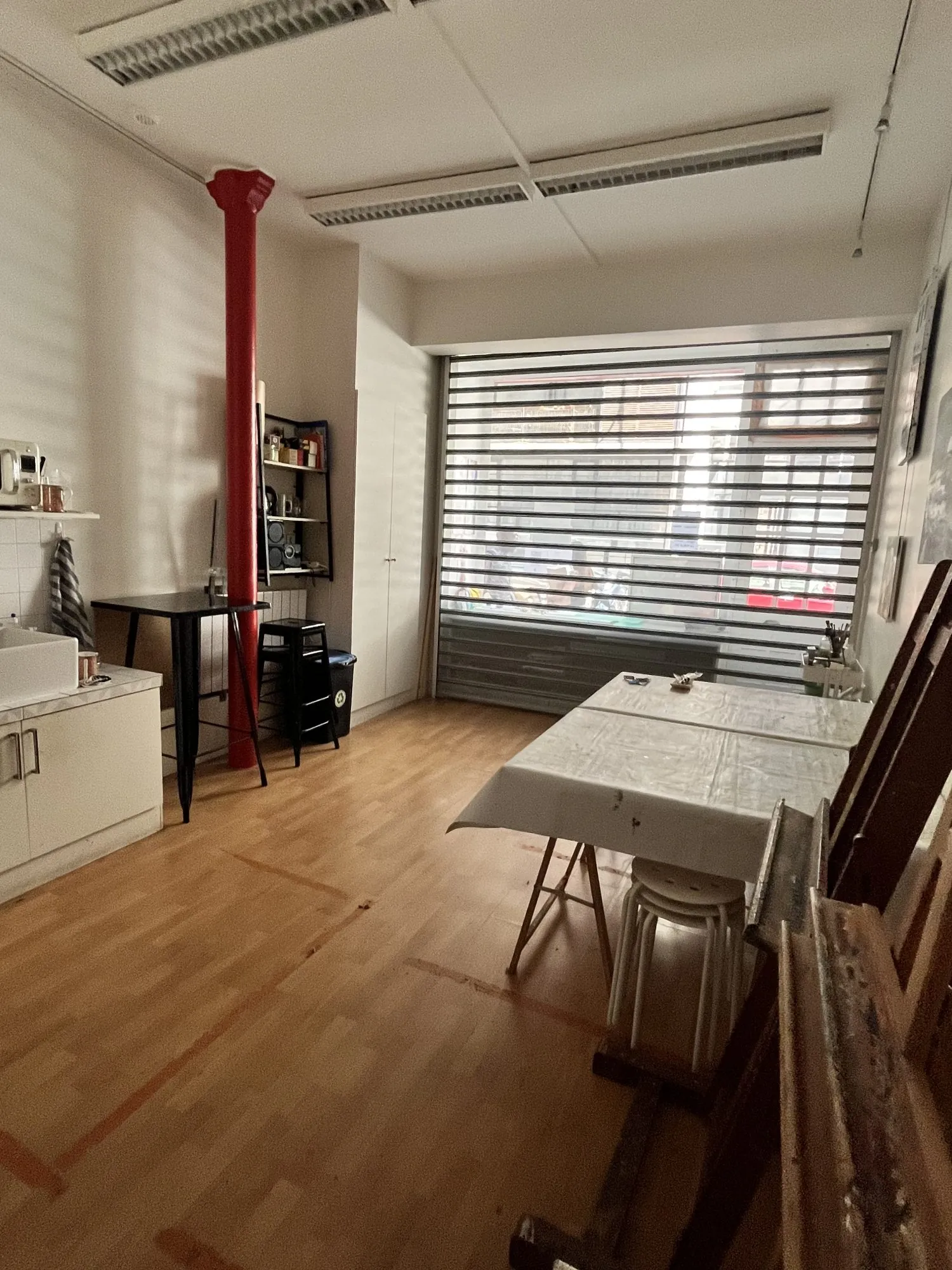 Mur de boutique à vendre dans le quartier Montmartre de Paris 