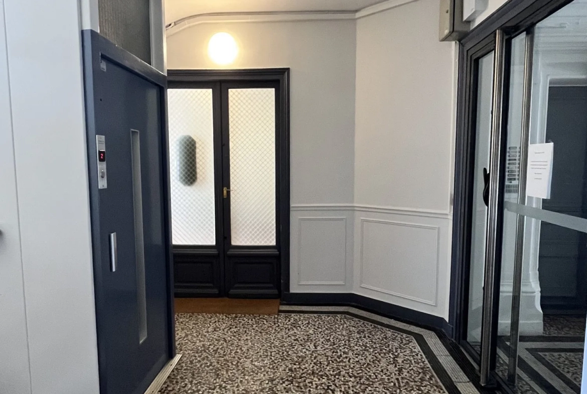 Mur de boutique à vendre dans le quartier Montmartre de Paris 