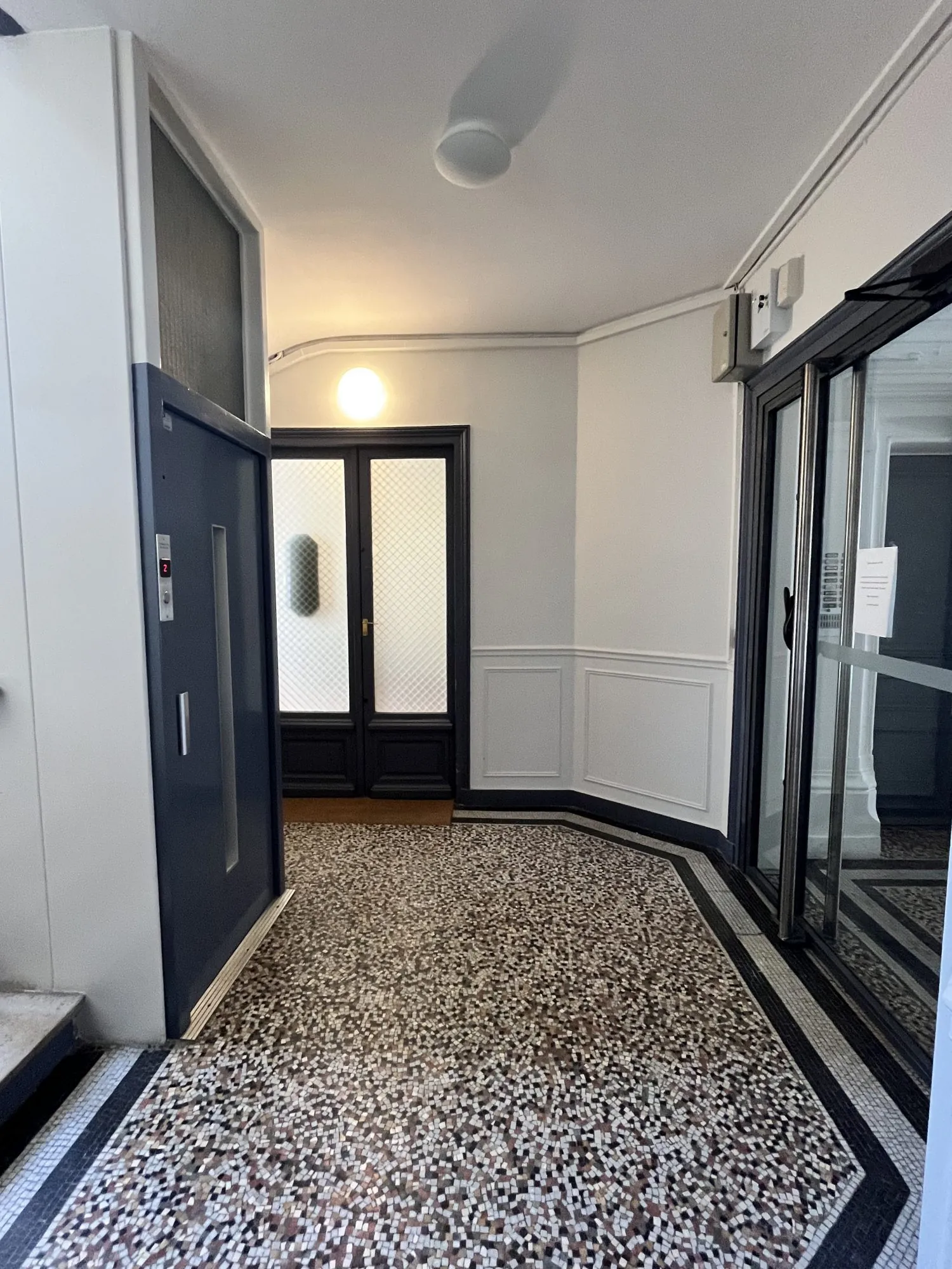 Mur de boutique à vendre dans le quartier Montmartre de Paris 
