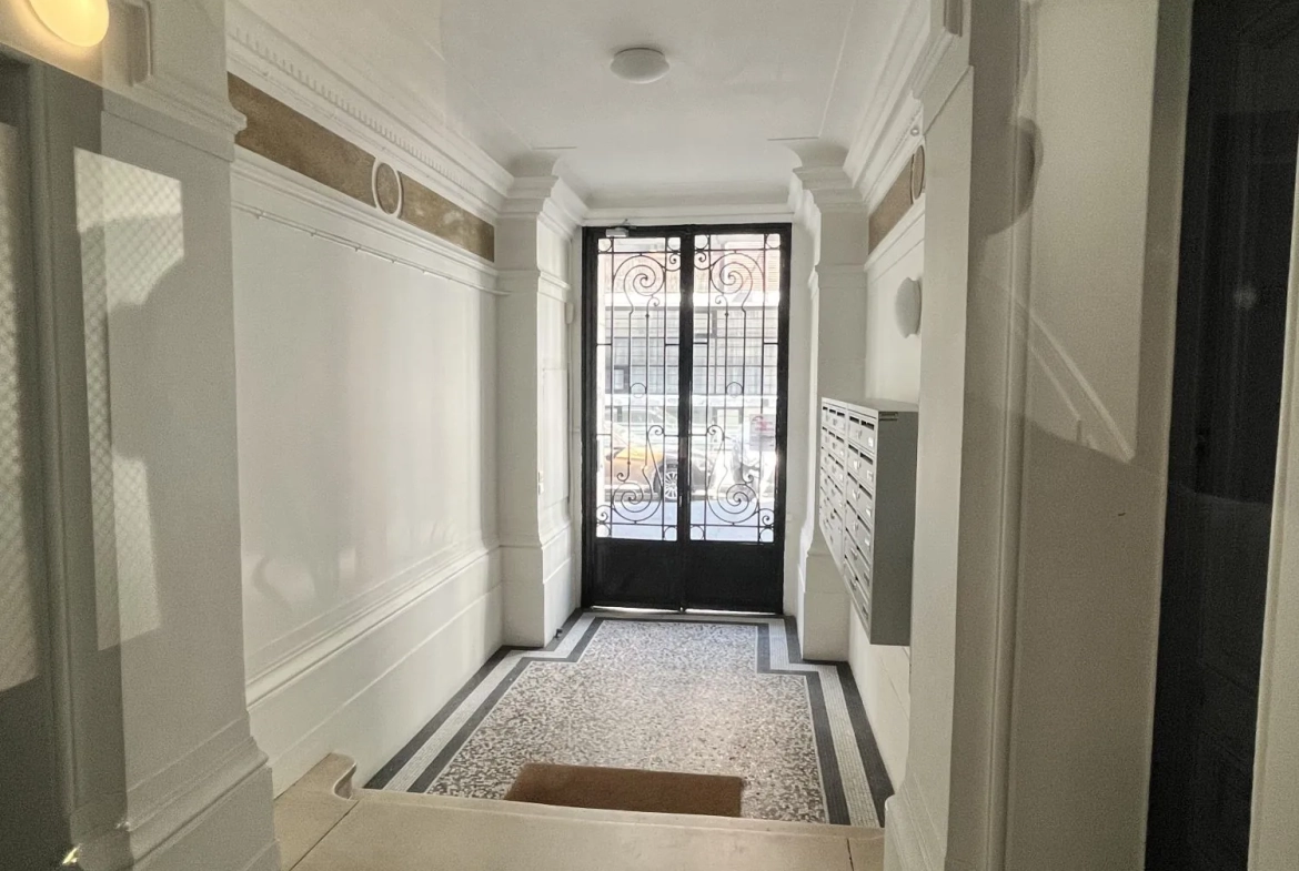 Mur de boutique à vendre dans le quartier Montmartre de Paris 