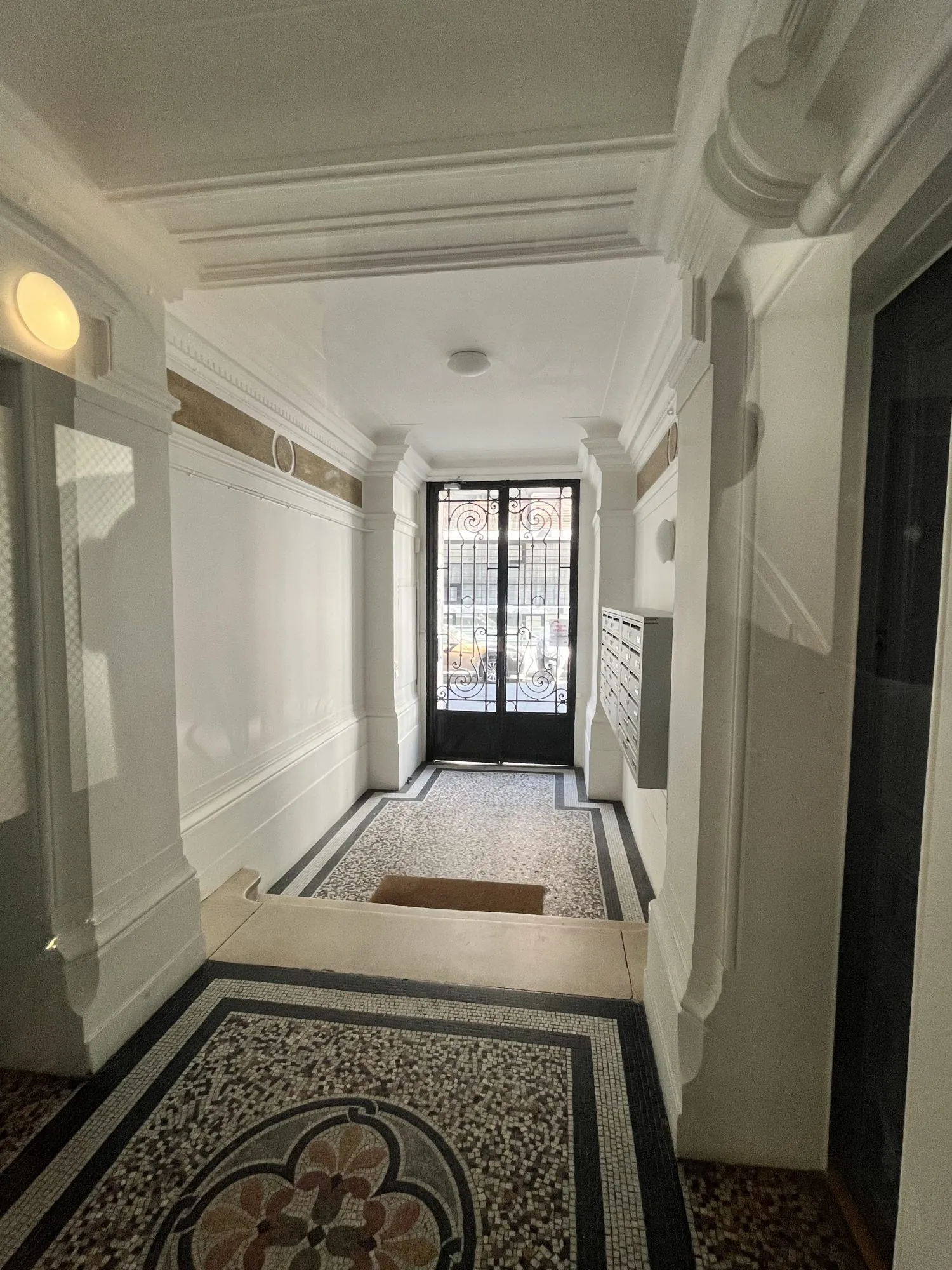 Mur de boutique à vendre dans le quartier Montmartre de Paris 
