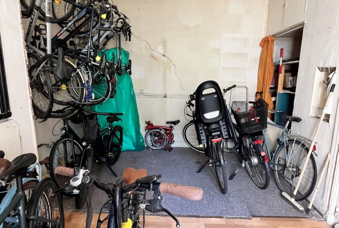 Mur de boutique à vendre dans le quartier Montmartre de Paris 