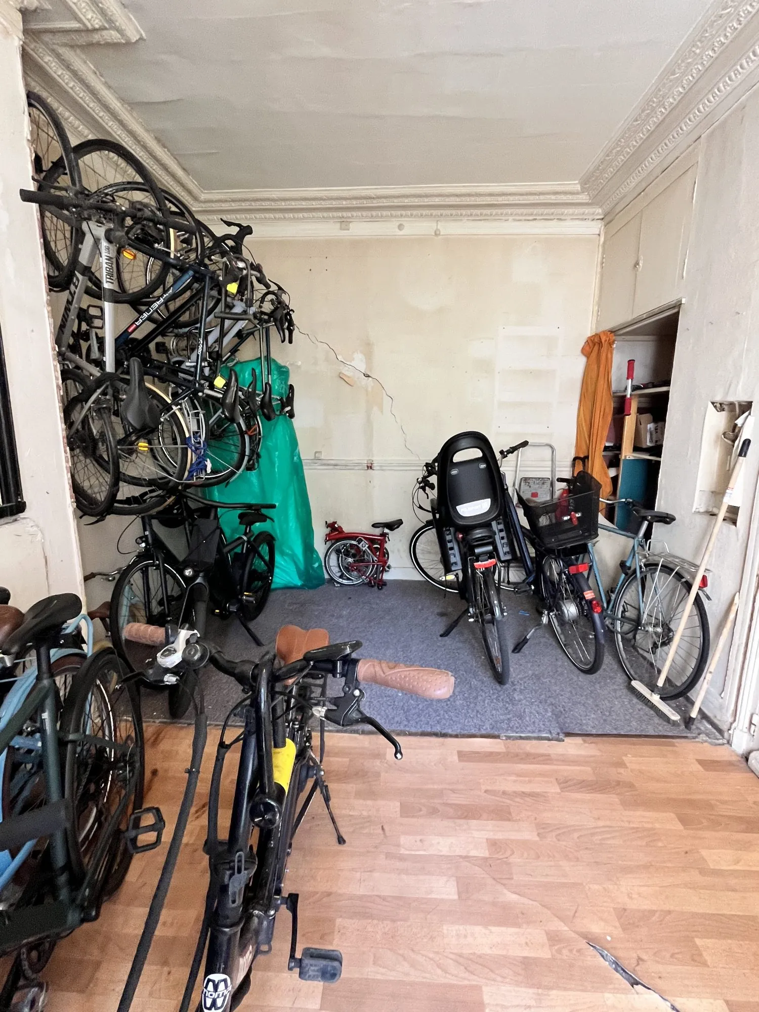 Mur de boutique à vendre dans le quartier Montmartre de Paris 