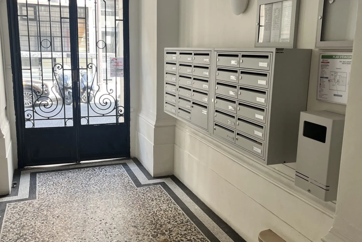 Mur de boutique à vendre dans le quartier Montmartre de Paris 