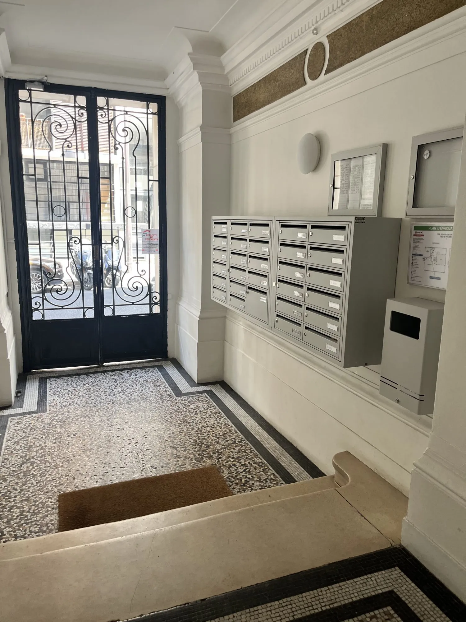Mur de boutique à vendre dans le quartier Montmartre de Paris 